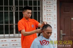 退伍大学生化身“理发师”，为村民送去清凉一夏