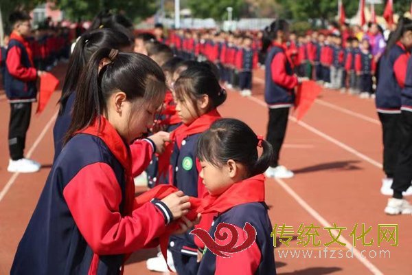 莒县招贤小学少先大队举行“庆祝建队日 争做好少年”入队仪式