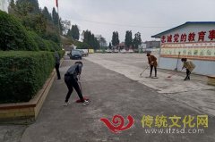 纳雍县勺窝镇中心学校为恢复线下教学打扫消杀美化校园