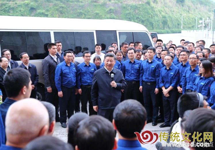 2018年4月24日下午,习近平在三峡大坝左岸电站考察。图片来源:新华社
