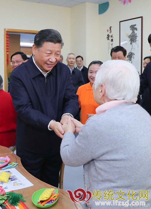 这是习近平在虹口区市民驿站嘉兴路街道第一分站托老所同老年居民亲切握手。 新华社记者谢环驰摄