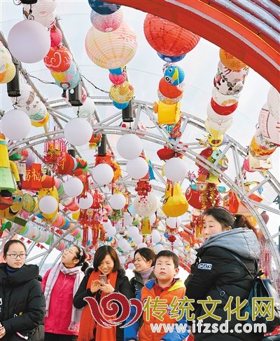 弘扬传统文化 美院学生绘花灯