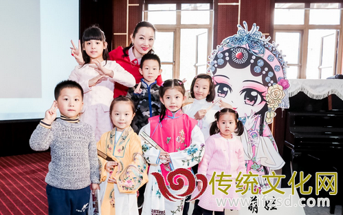 【领航新征程】昆曲传承有萌娃 卡通形象让孩子领悟昆曲之美 【领航新征程】昆曲传承有萌娃 卡通形象让孩子领悟昆曲之美