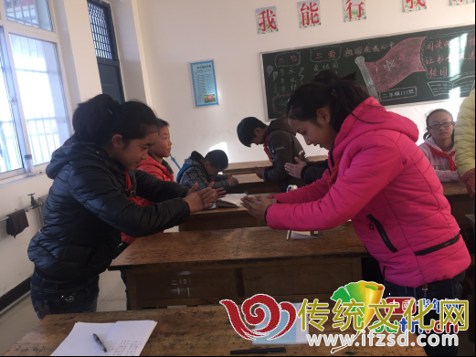 图为高沙窝中心小学学生用传统礼仪相互问好。宁夏医科大学研支团 供图