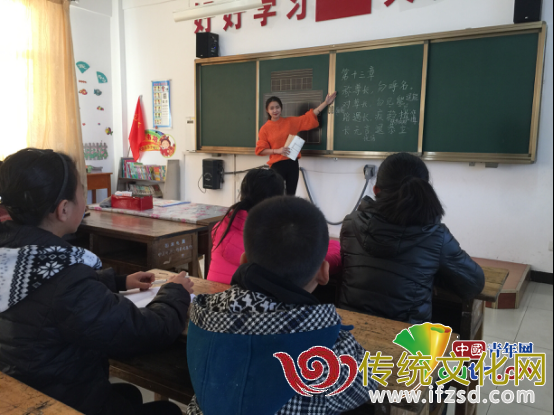 宁夏医科大学研支团在高沙窝中心小学开设国学兴趣班。图为研支团成员李光琪正在讲授国学知识。