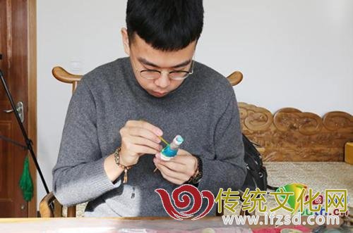 郎佳子彧正在制作面人。中国青年网记者 张群摄